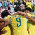 Los futbolistas brasileños celebran el primer gol ante Croacia