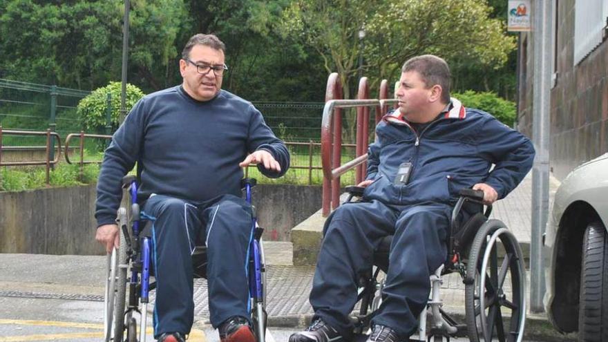 Jorge Álvarez y Víctor García, ayer, en Navia.