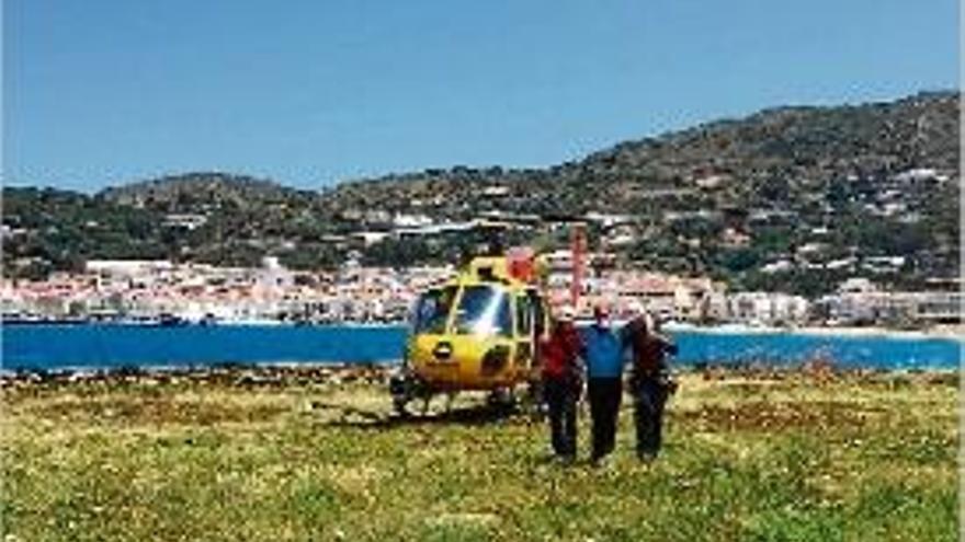 Els bombers evacuant l&#039;home ahir al migdia al Port de la Selva.