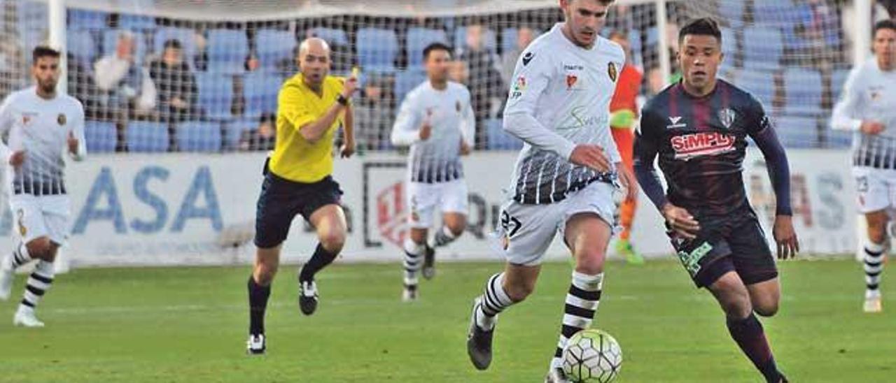 Damià Sabater conduce el balón durante el partido del miércoles en Huesca.