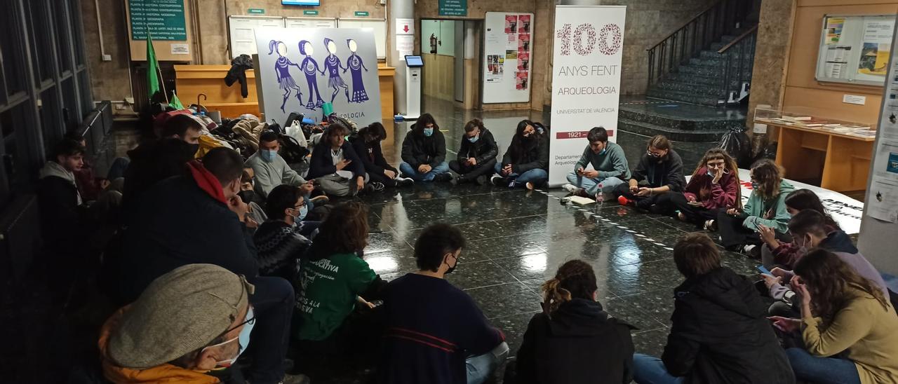 Un grupo de estudiantes en la Facultad de Historia de la UV.