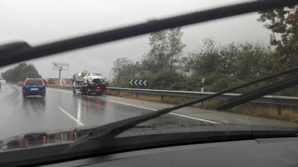 Cinco accidentes en menos de dos horas colapsan los accesos a Oviedo.