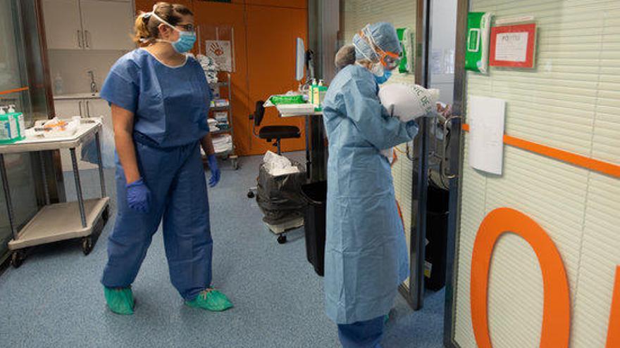 Una professional sanitària entra en una habitació ocupada per un positiu per coronavirus
