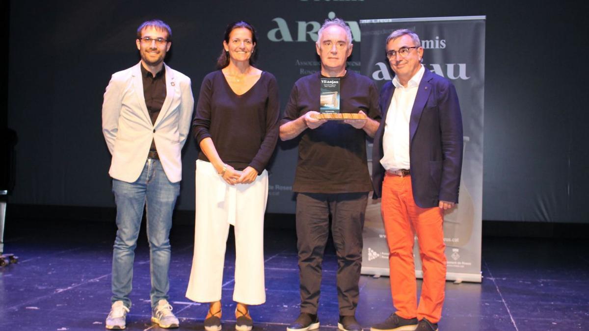 Un dels moments de l’acte d’entrega de l’Arjau d’Honor, ahir a Roses.  | ASSOCIACIO D’EMPRESARIS