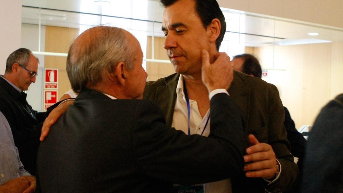 Dionisio García Carnero abraza a Fernando Martínez Maíllo tras el XIII Congreso del Partido Popular de Zamora en 2017.