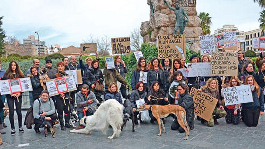 Más de cien personas se manifestaron ayer contra el maltrato a los perros de caza.