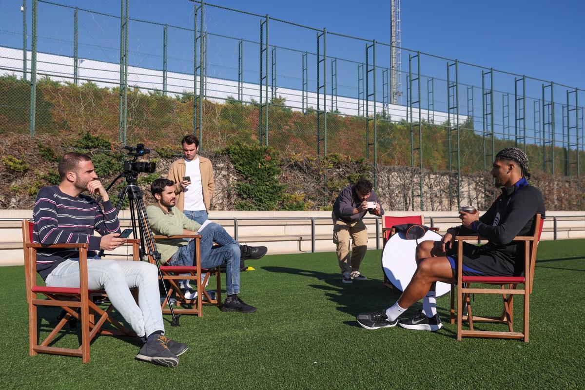 Araujo charlando con SPORT en la Ciutat Esportiva Joan Gamper