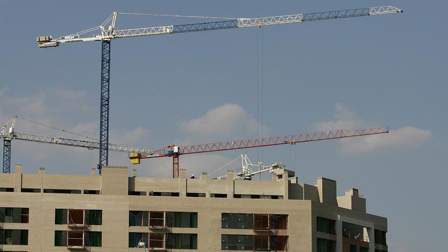 Archivo - Recurso viviendas en construcción. Obras de edificios.