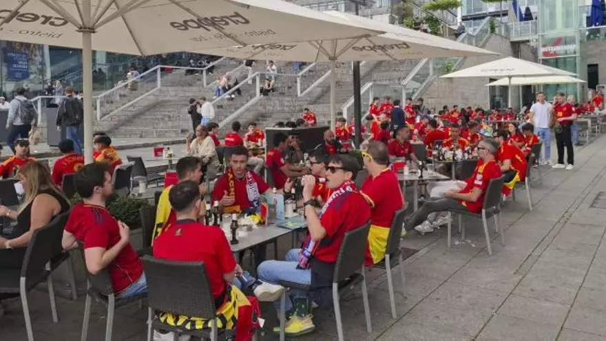 Los aficionados españoles toman el centro de Stuttgart