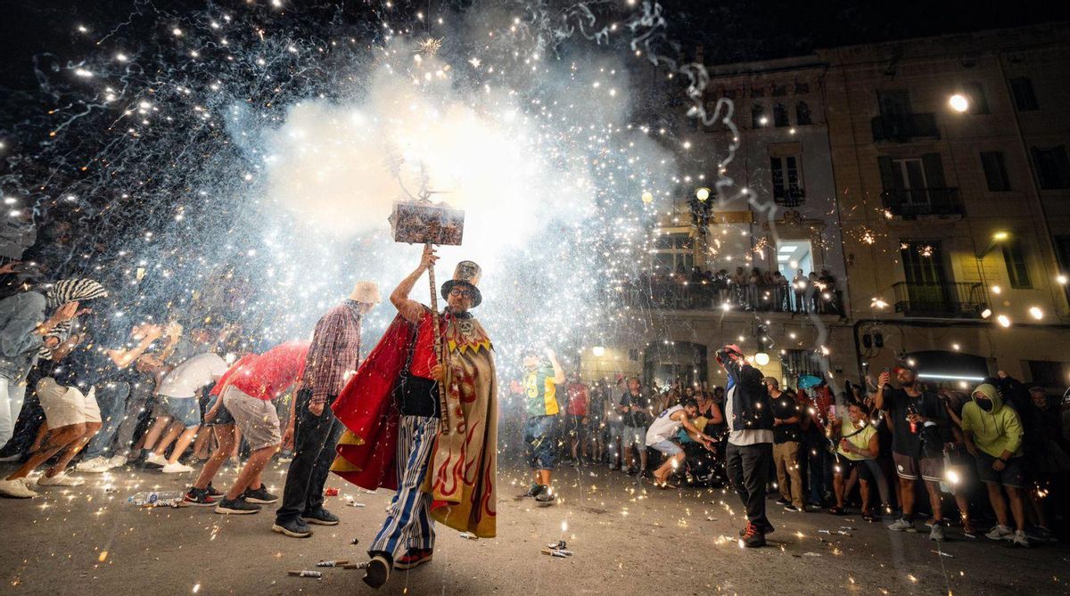 Un gran correfoc posa el punt final a les festes de Gràcia
