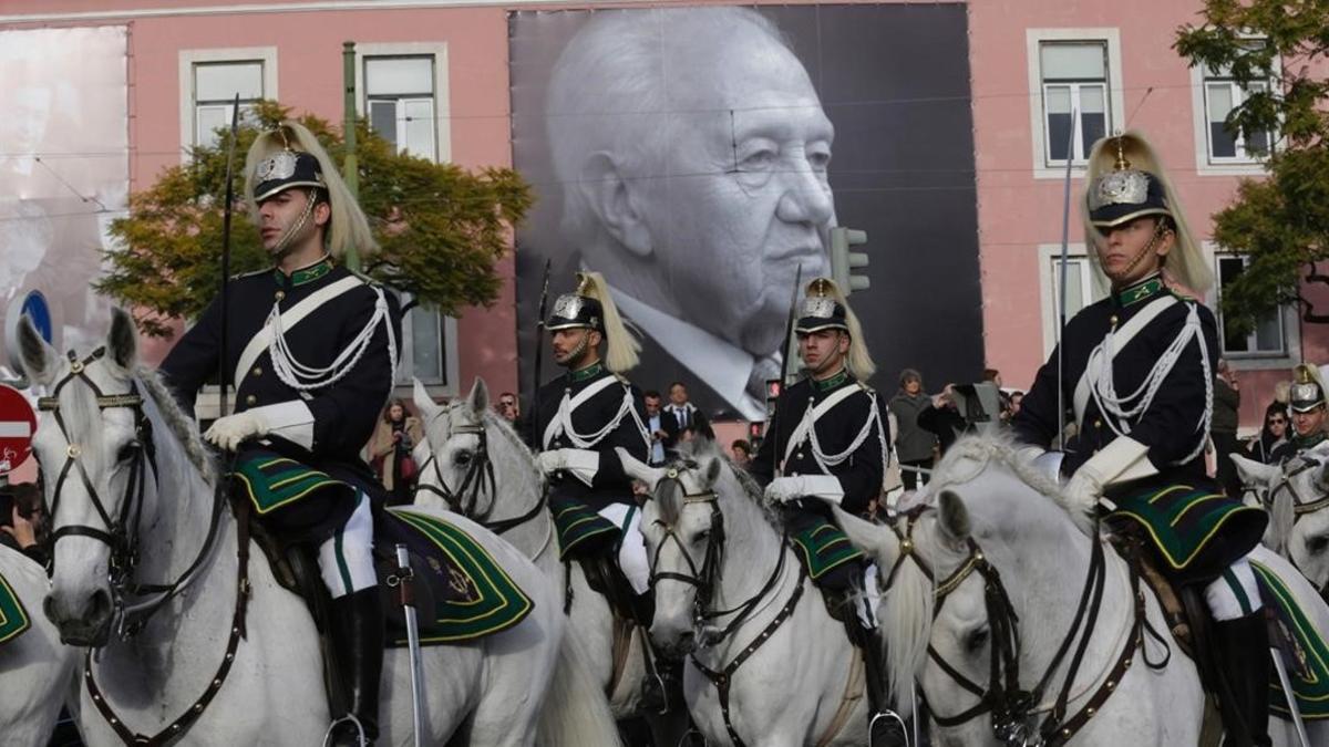 Cortejo funebre conlos restos de Mário Soares.