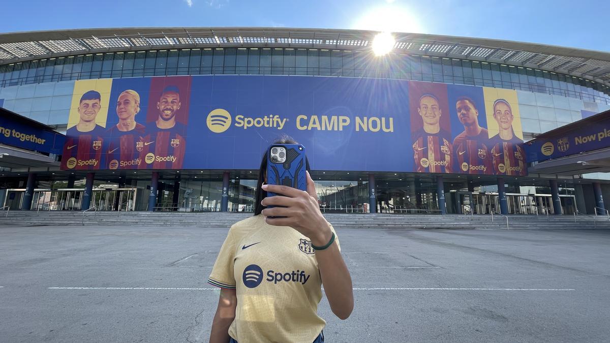 Camp Nou. Quitan la decoración de Rakuten y cuelgan la de Spotify en la fachada del Estadi