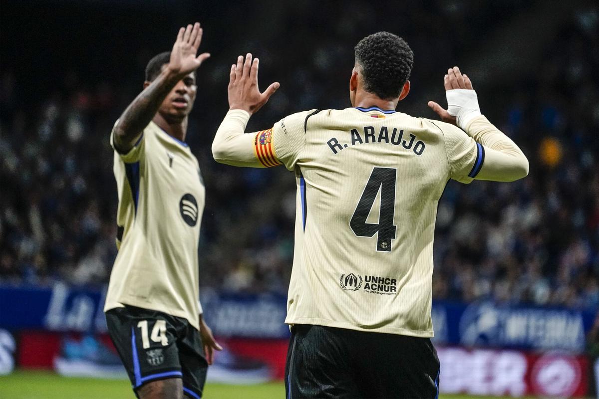 Los jugadores del Barcelona Marcus Rashford (izda) y Araujo, celebran el gol del empate durante el Real Oviedo-Barça de LaLiga 2025/26