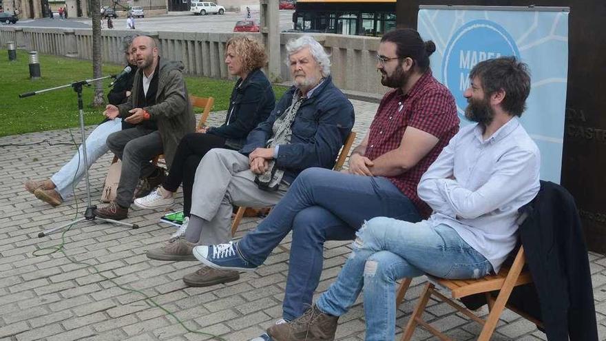 Villares, Beiras y otros representantes de la formación rupturista, ayer en la Alameda de Marín.  // R. V.