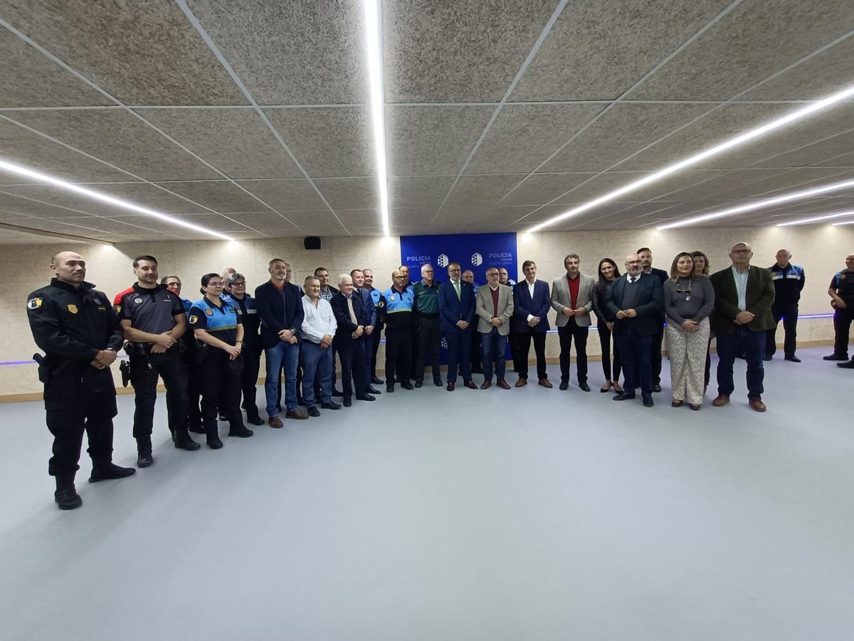 El presidente insular, Antonio Morales, y el alcalde de Santa Lucía, Francisco García, junto a miembros de la Policía Local y autoridades de otros ayuntamientos.