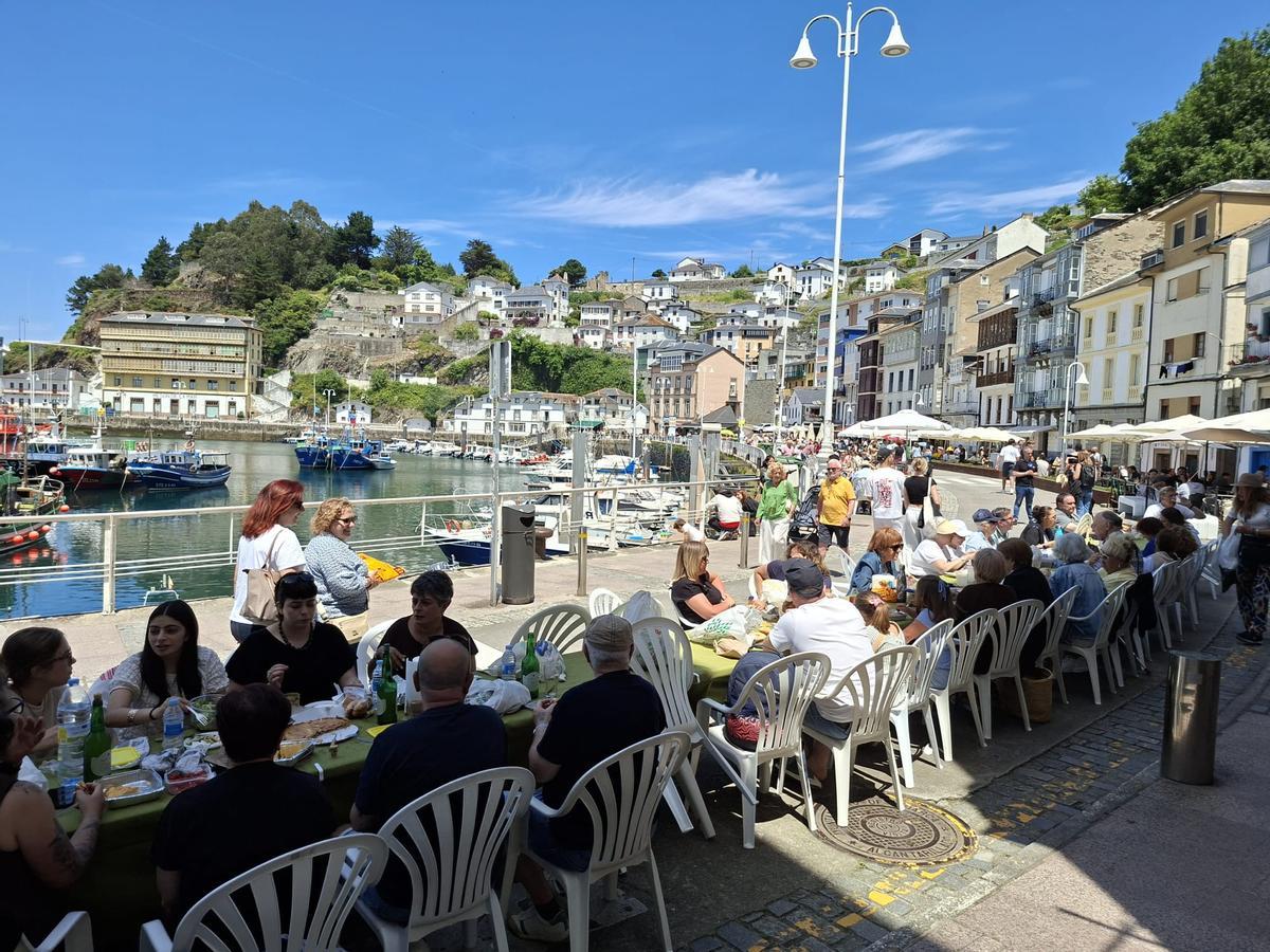 En imágenes: el muelle de Luarca es un hervidero para celebrar su comida en la calle
