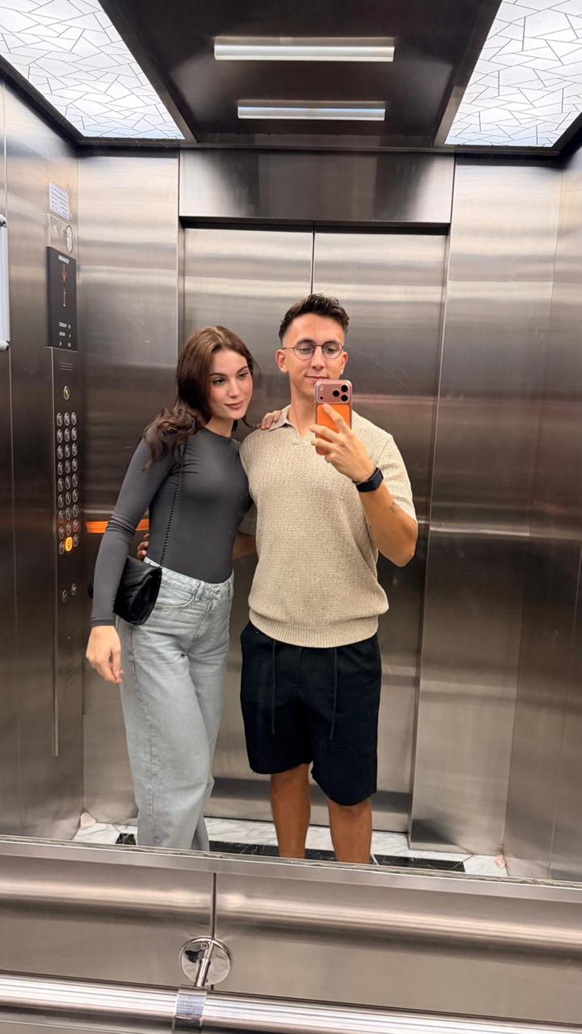 El zaragozano Javier Vinue junto a su pareja.