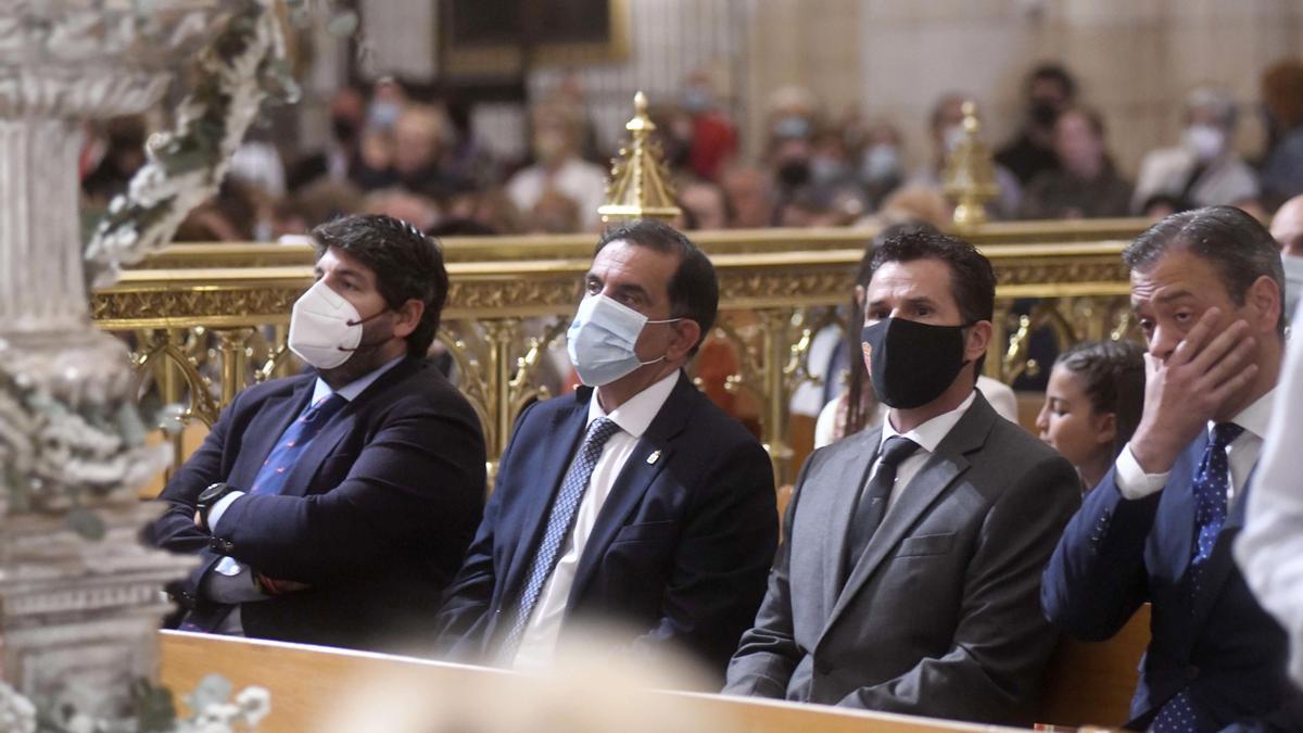 López Miras, junto al alcalde Serrano y el vicealcalde Gómez, en la misa en la Catedral esta mañana.