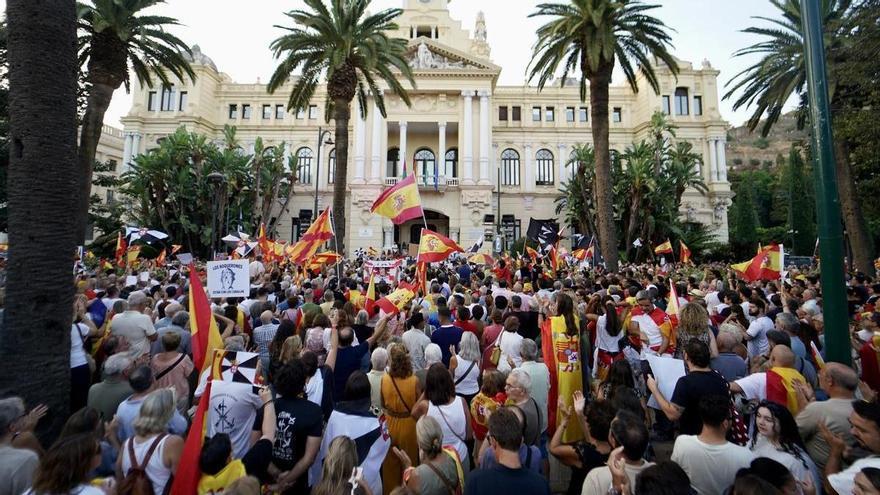 Investigan el robo de la bandera de Ceuta de la puerta del Ayuntamiento de Málaga