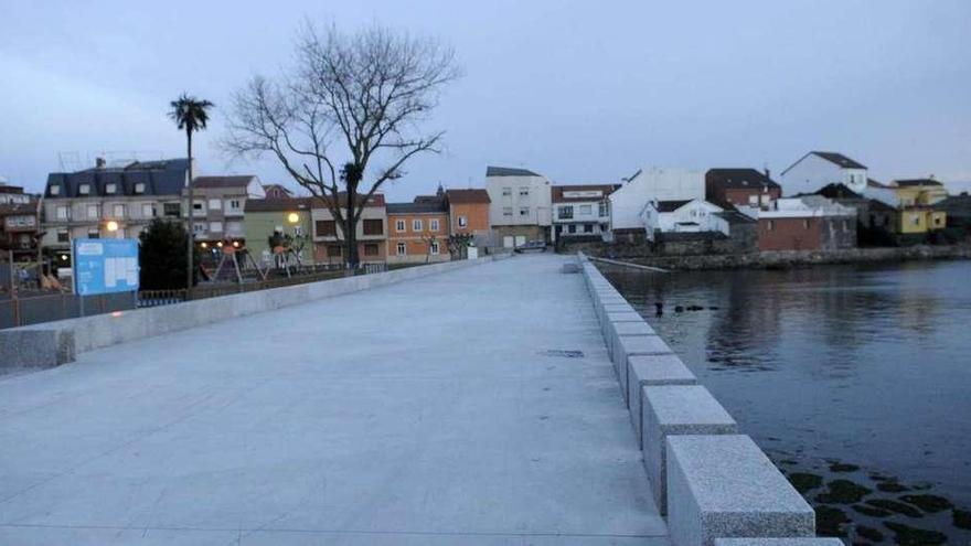 Paseo peatonal ubicado en las inmediaciones de la plaza de O Regueiro, en A Illa. // Noé Parga