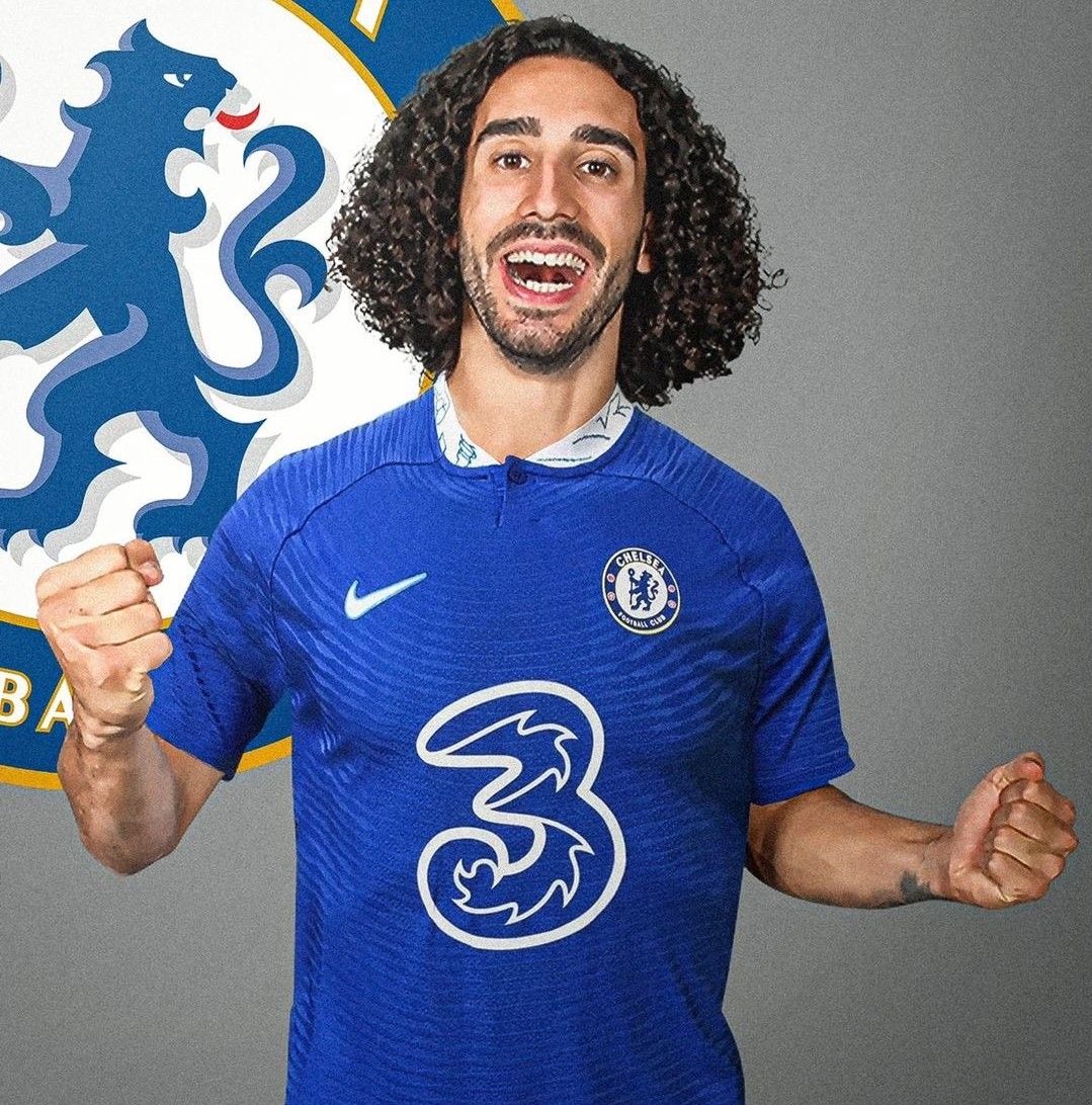 Marc Cucurella posando con la camiseta del Chelsea