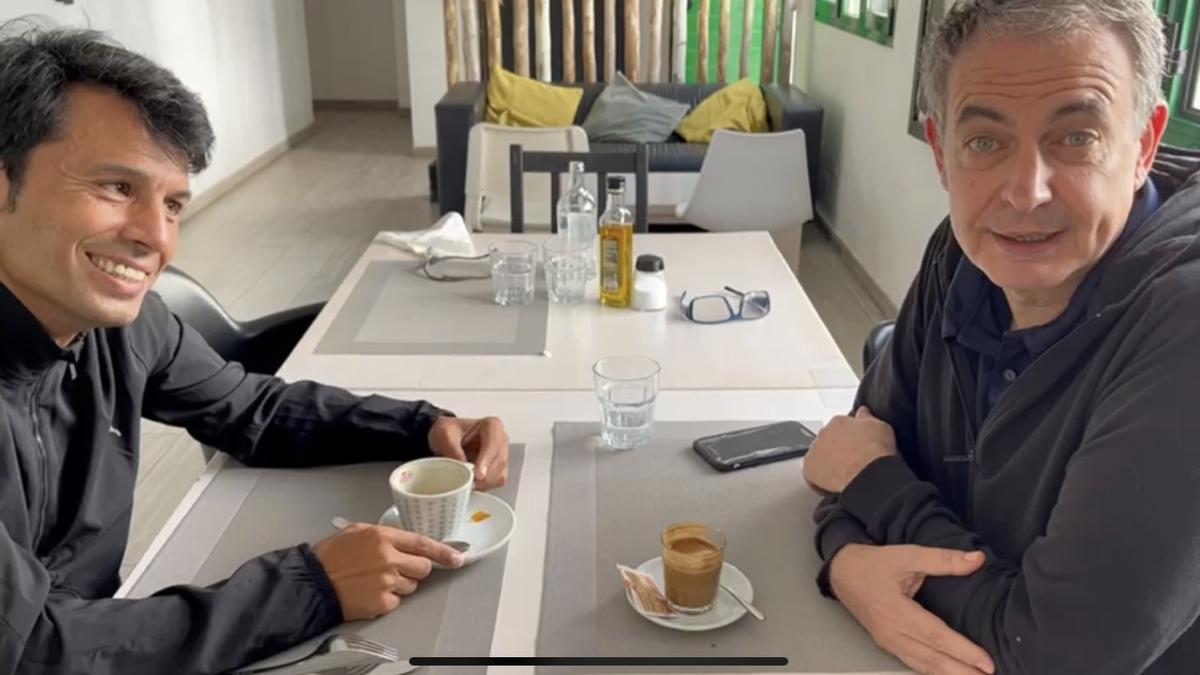 Marcos Bergaz y José Luiz Rodríguez Zapatero se toman un café en Caleta de Famara.