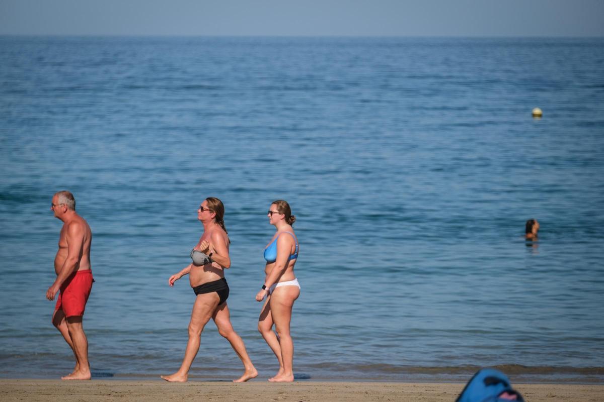 Imagen de archivo de la playa de Los Cristianos, al sur de Tenerife.
