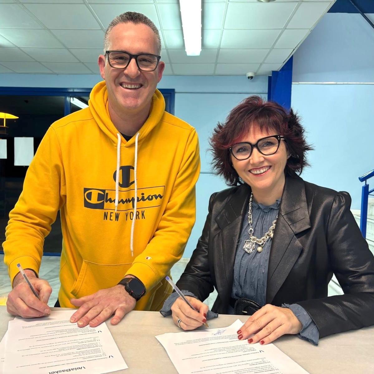 El presidente del CB Tavernes ya la representante de VelaBasket, en la firma del acuerdo