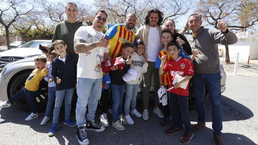 Cavani se fotografió con
aficionados del
Valencia.  j.m.lópez