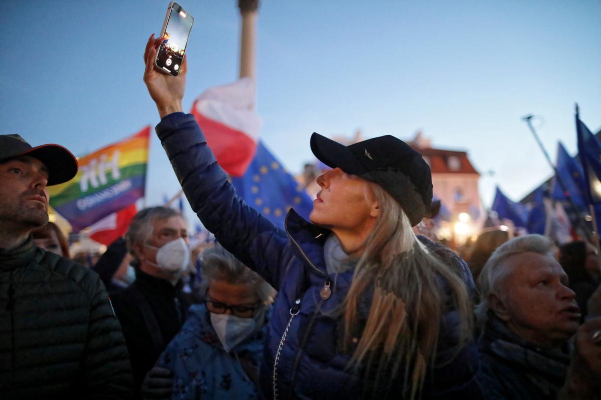 Las marchas, convocadas por la oposición, dibujaron un paisaje de ciudadanos desfilando con velas encendidas, cantando el himno polaco y la Oda a la Alegría o himno europeo, como sonido de fondo.