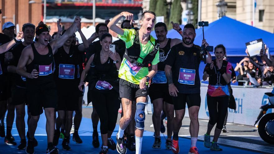 Alex Roca, en el momento de su entrada en la meta del maratón.