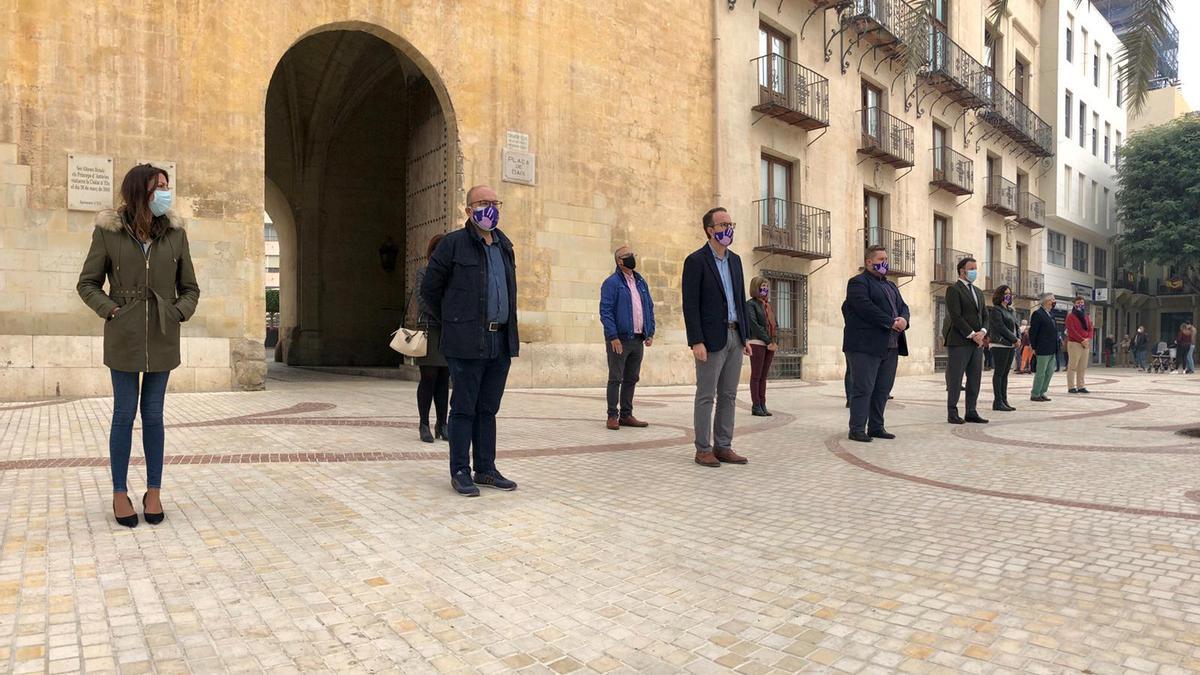 Minuto de silencio en el Ayuntamiento de Elche en la conmemoración del 25N y la lucha contra el maltrato