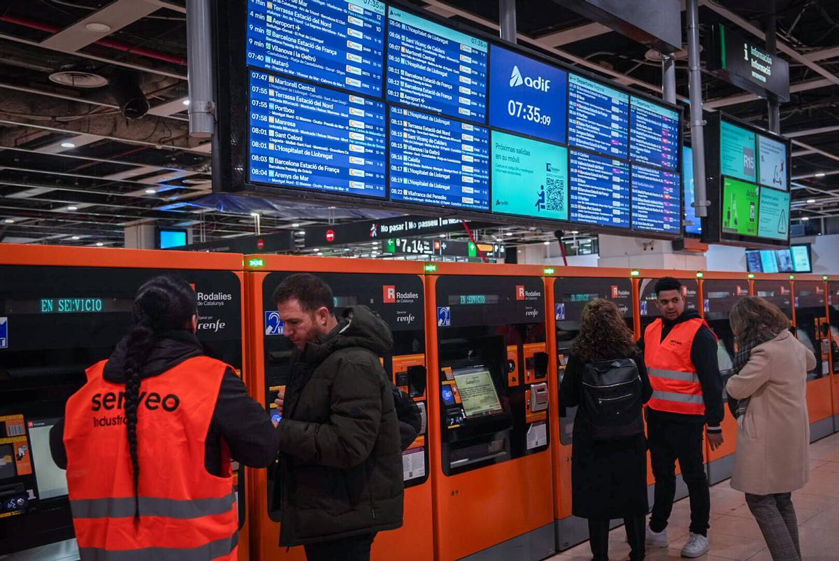 Máquinas expendedoras de billetes de Rodalies en la estación de Sants.