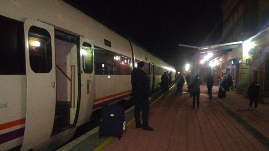 Una avería en el tren de Extremadura a Madrid deja tirados a más de un centenar de pasajeros