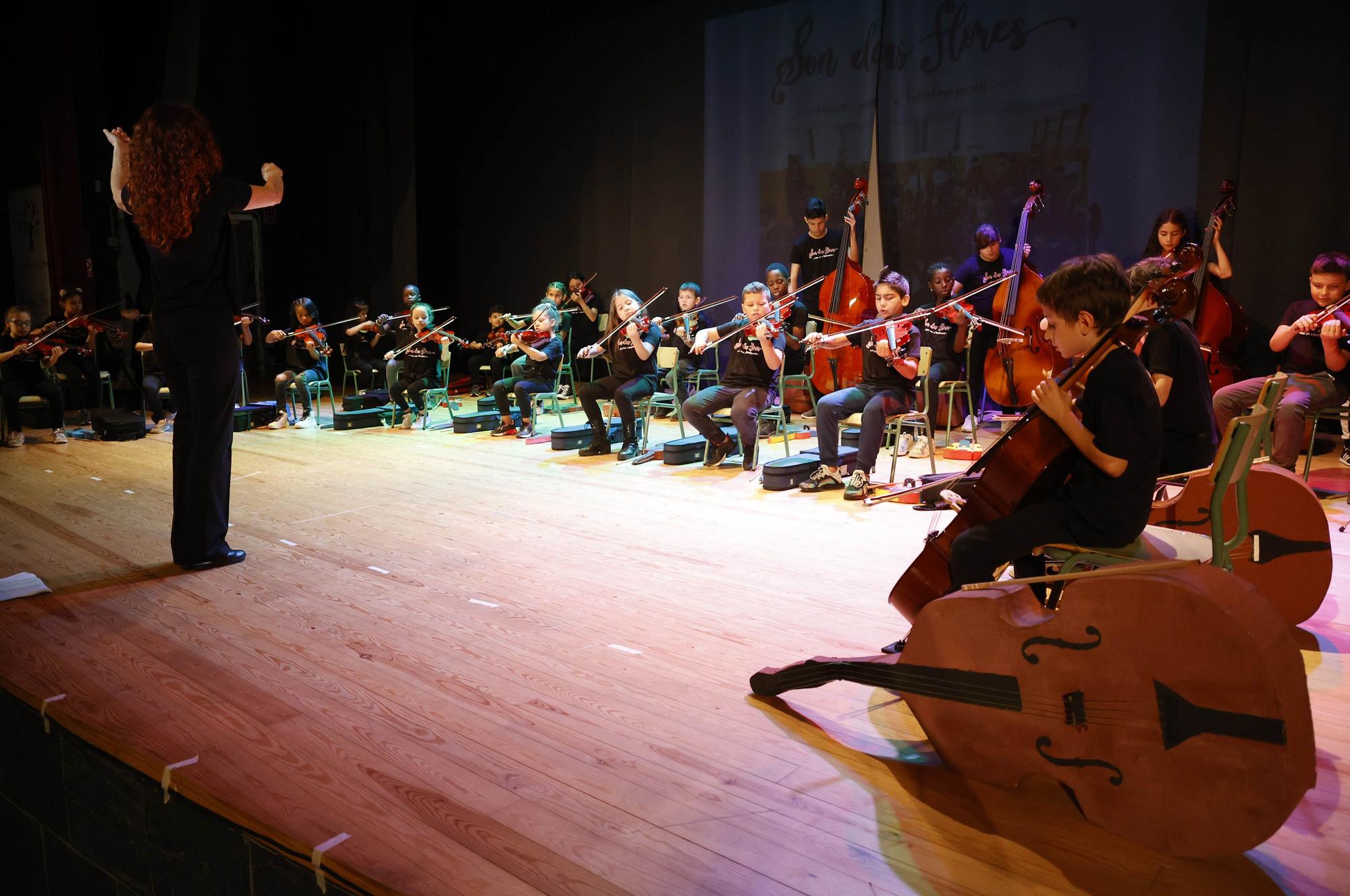 Primer concierto de la orquesta 'Son das Flores' del CEIP Vicente Risco, en junio de 2022