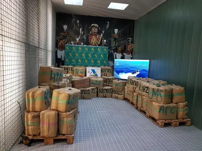 Catorce detenidos en Ibiza con 2.240 kilos de hachís en una planeadora
