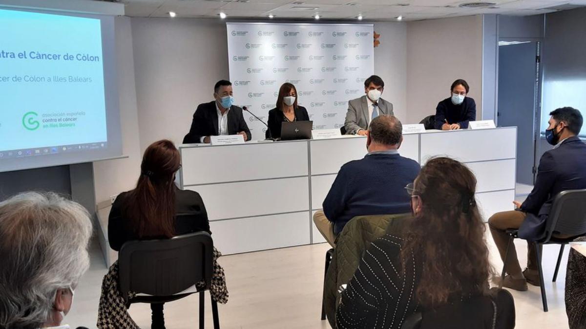 Miembros de la AECC en las islas, ayer, en la presentación de la iniciativa.