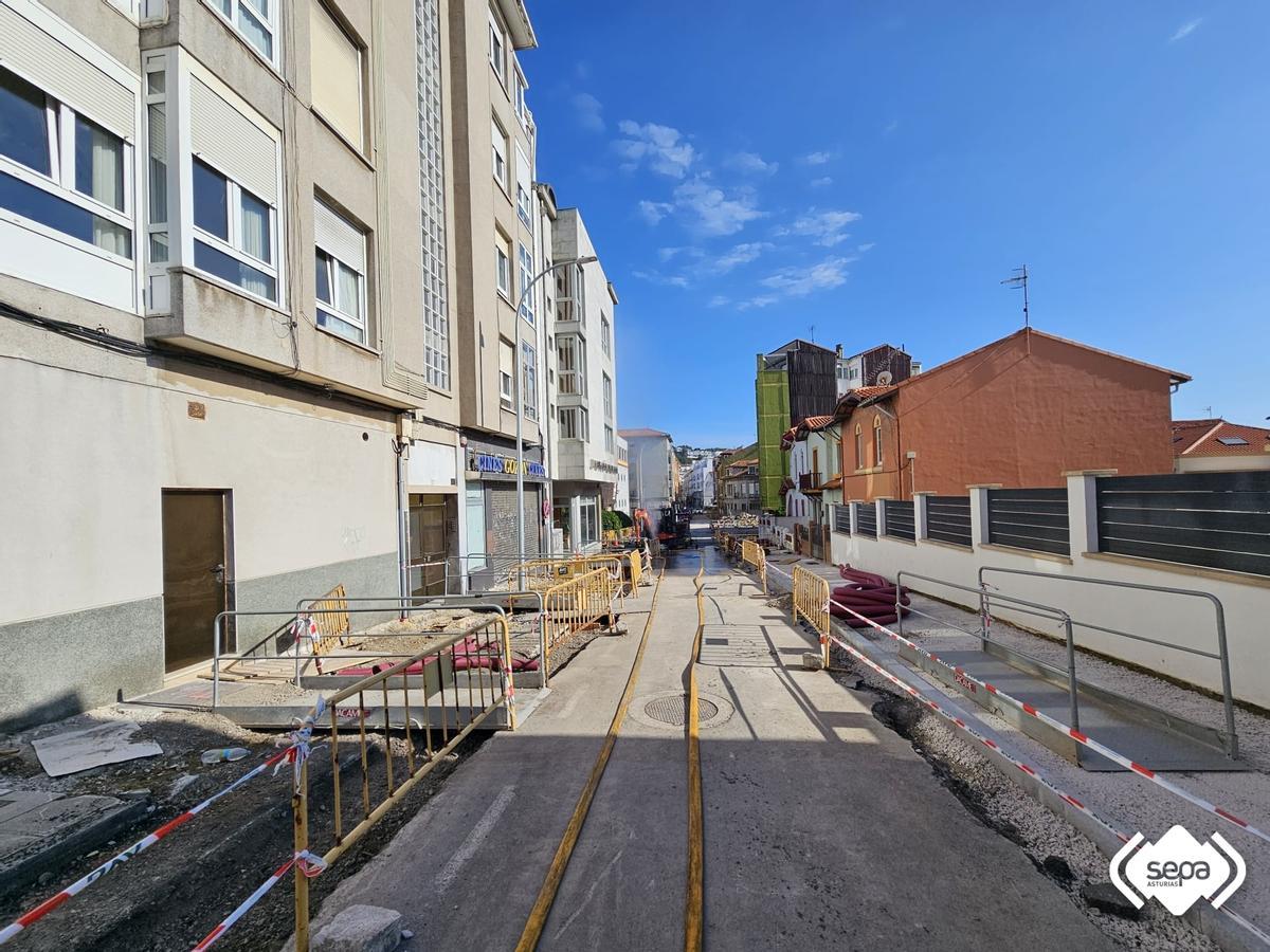 Vista de las obras de la calle Gijón, en Luanco. donde se produjo la fuga de gas.