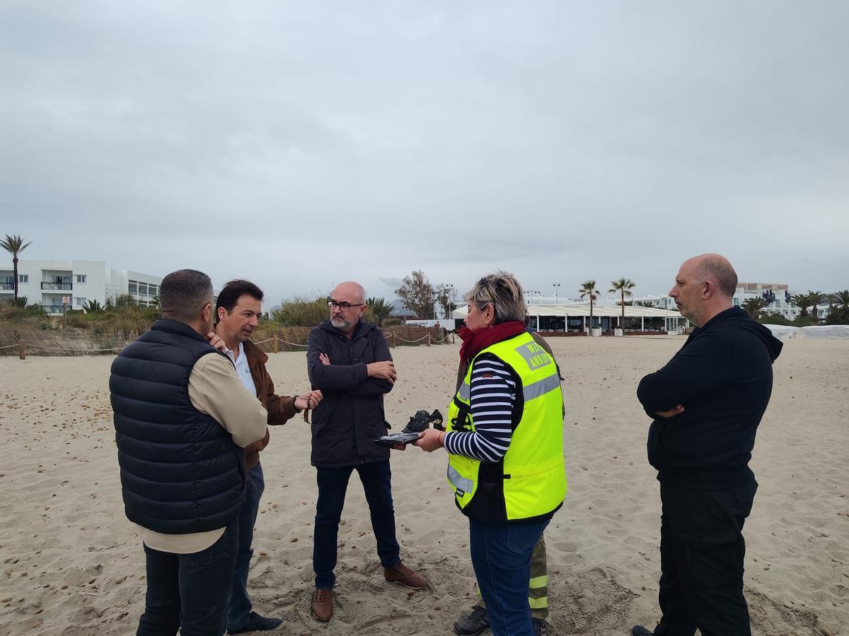 El alcalde Vicent Roig, el capitán marítimo, Luis Gascón y Felicia Bocú, en la zona afectada.
