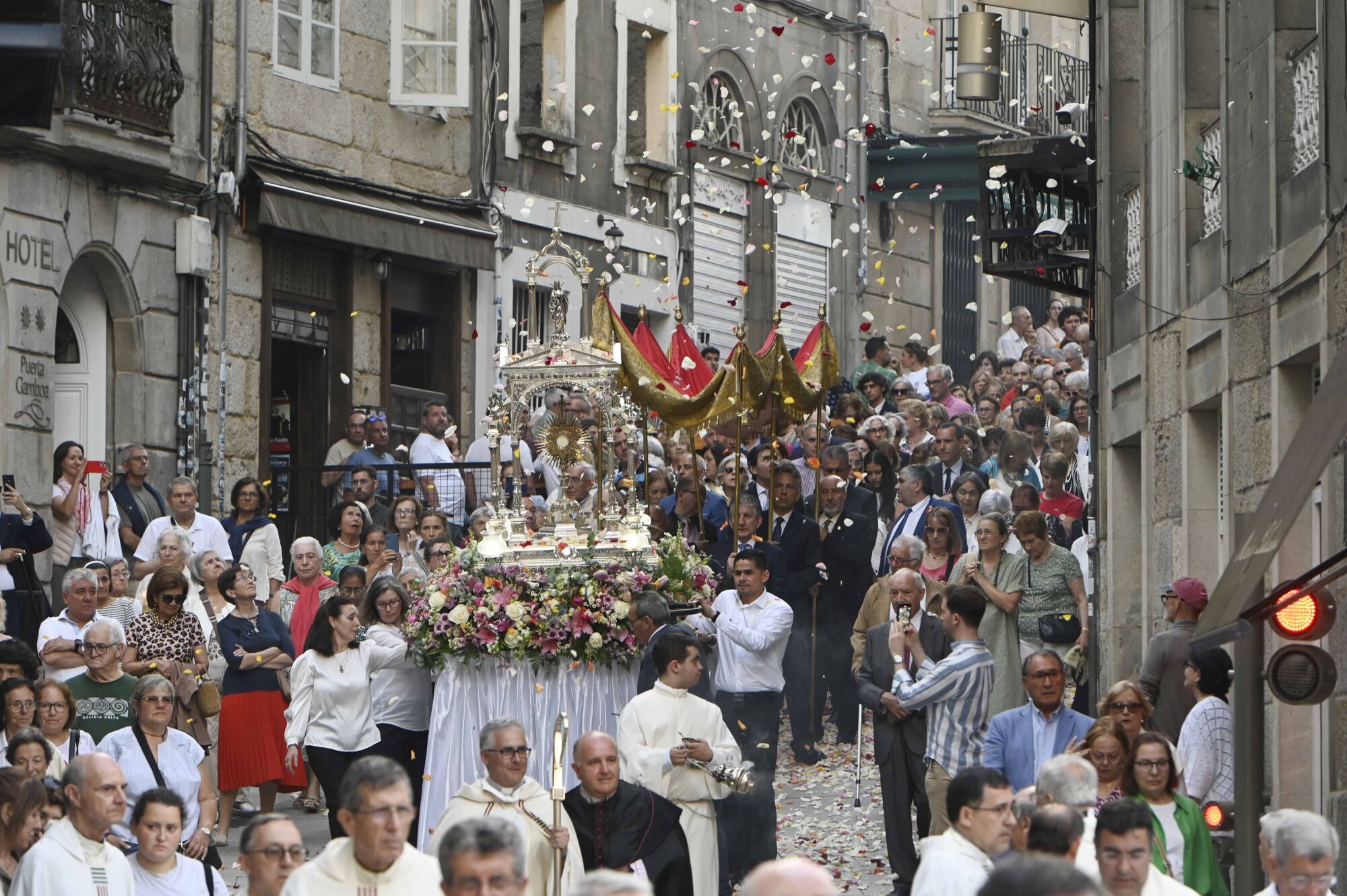 Un año más, los fieles vigueses participaron en una de las fechas más solemnes del calendario religioso, la celebración del Corpus Christi