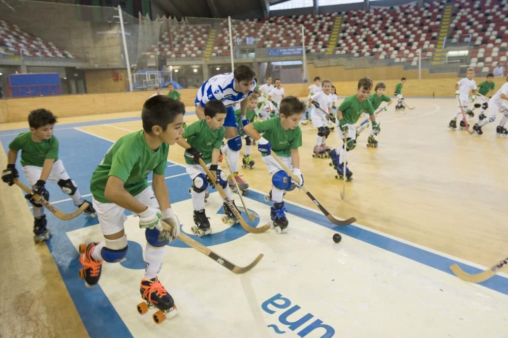 El equipo de hockey sobre patines presenta en el Palacio de los Deportes de Riazor las equipaciones para la temporada. La primera seguirá siendo verdiblanca y la segunda, blanquiazul como la del Dépor