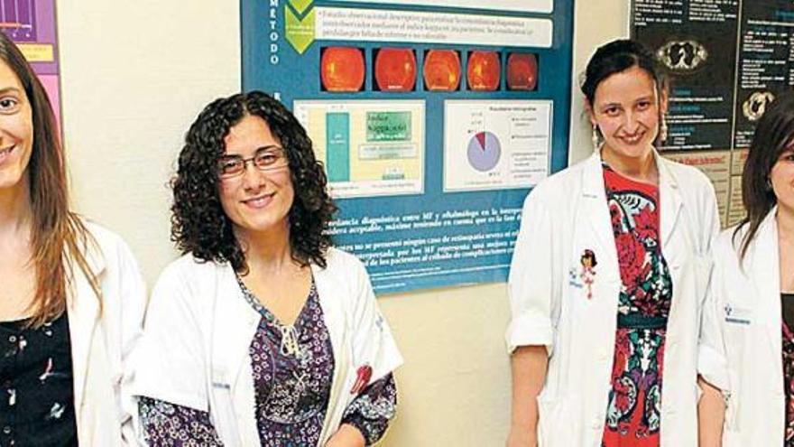 Lorena Arboleya, Marta Martínez, Laura Sánchez y Cristina Alonso posan junto al póster de su investigación, ganador del premio.