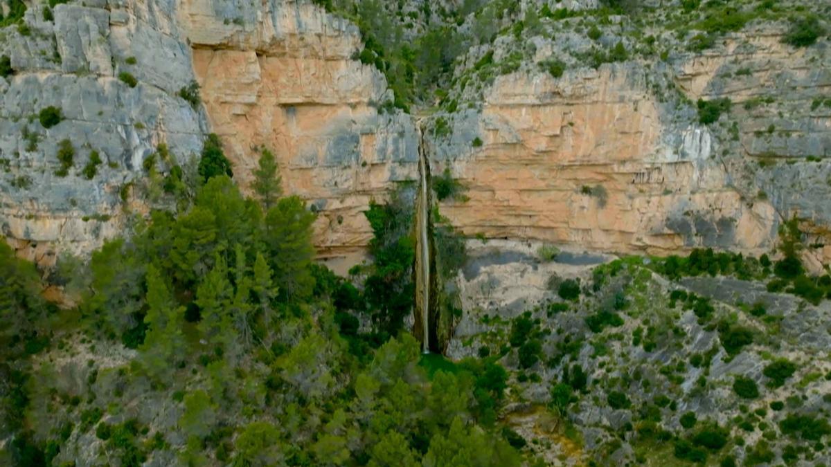 Así de espectacular se veía la cascada de El Chorrador del Castillo de Villamalefa desde el helicóptero pilotado por Jesús Calleja.