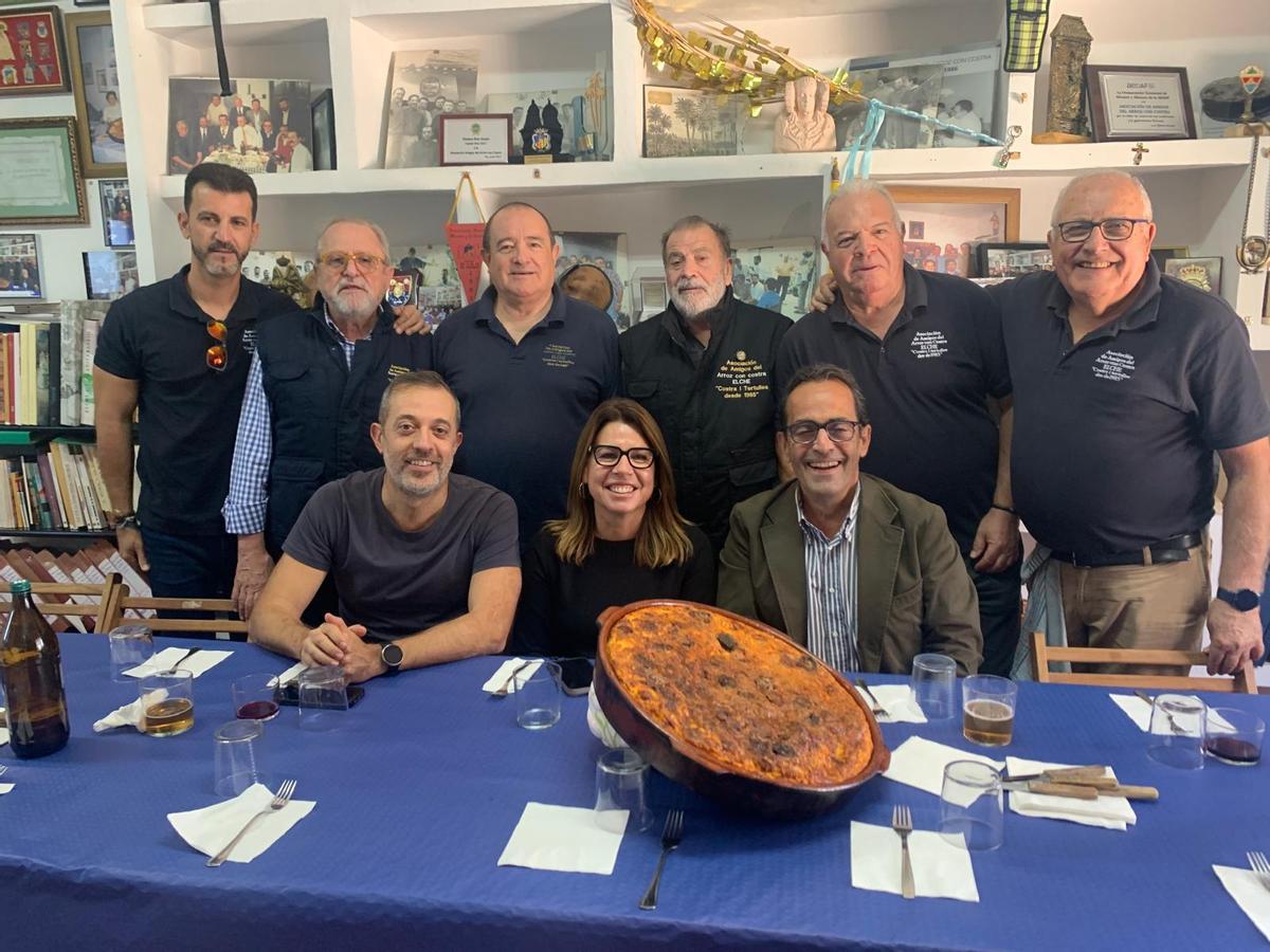 Los invitados, con miembros de la asociación del Arroz con Costra