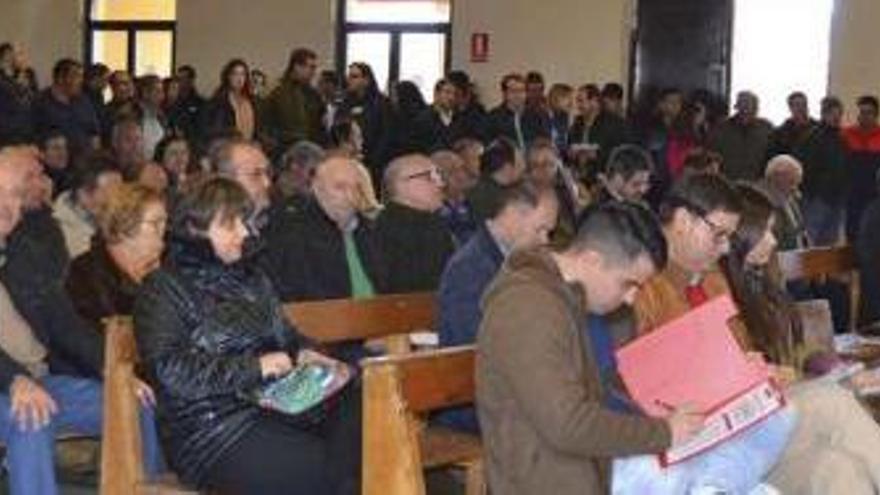 Salón municipal de Villardeciervos abarrotado de público para asistir a la subasta.