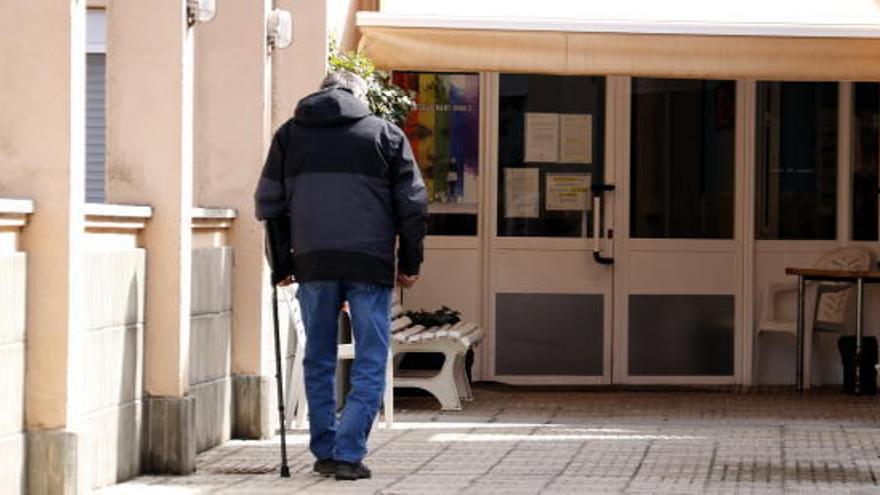 Una persona gran entrant a una residència.