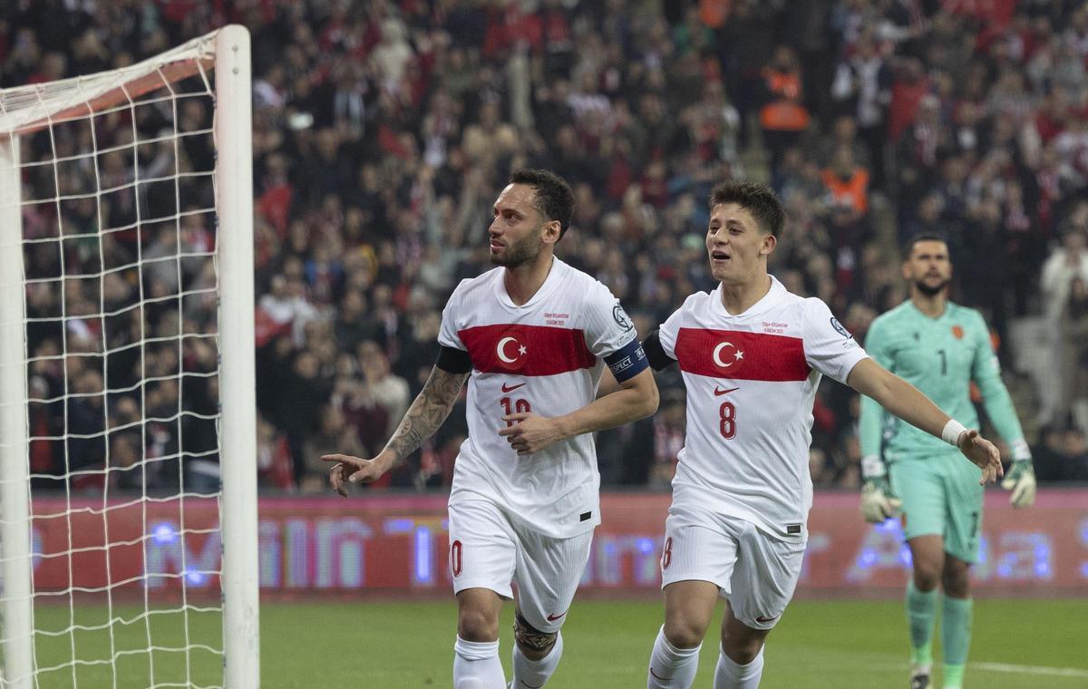 Calhanoglu y Güler celebran el gol de Turquía contra Bulgaria
