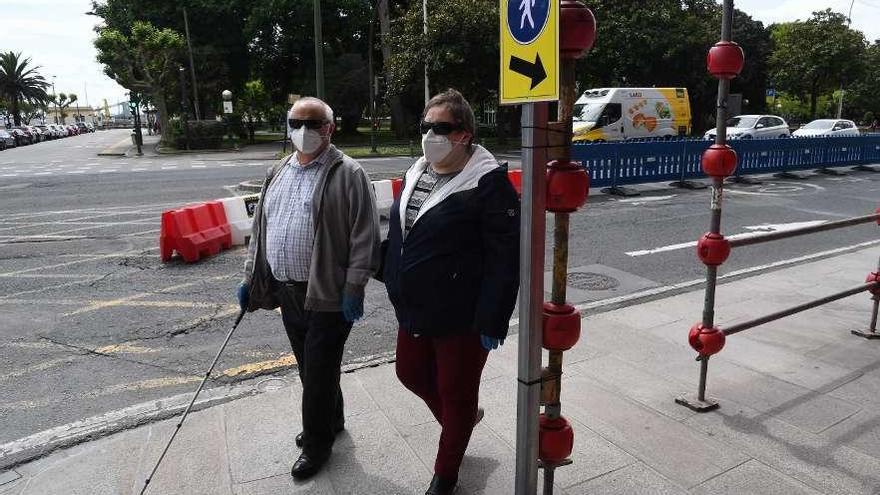 Ángel Rodríguez y Norma López, ayer, de paseo por el centro de A Coruña.