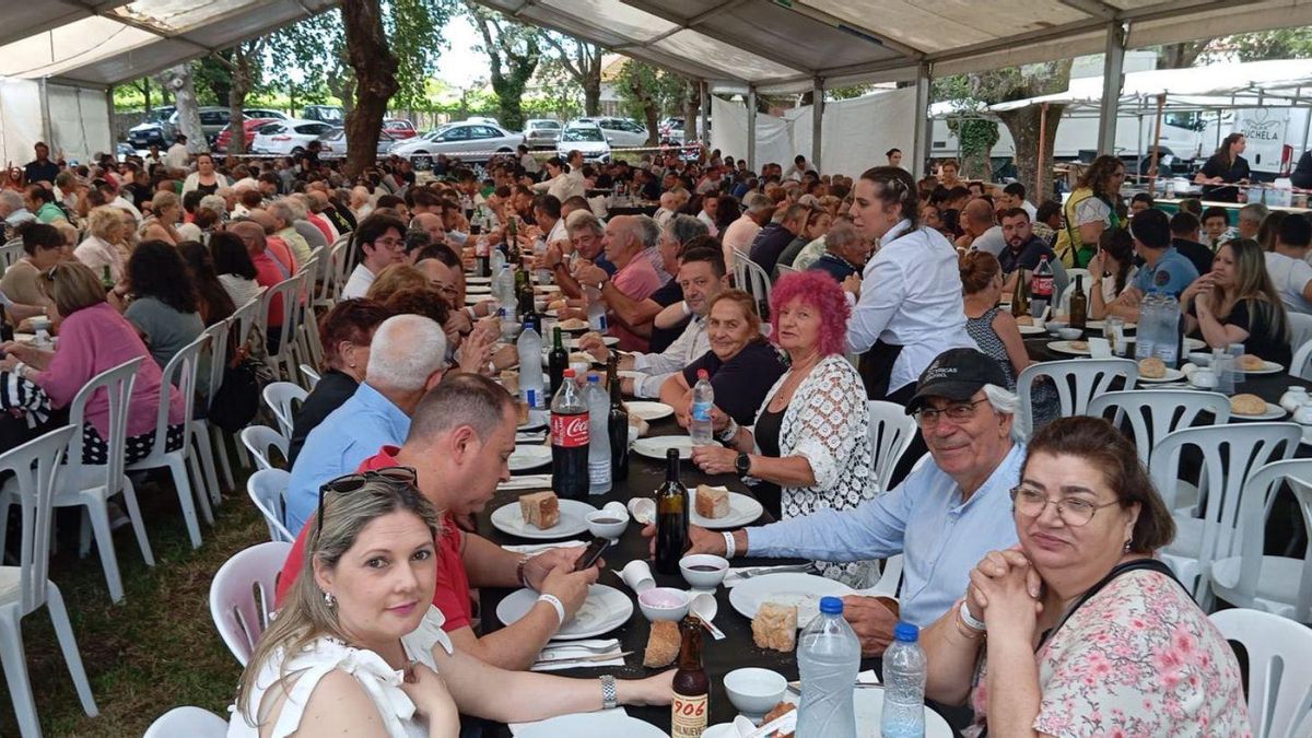 Cientos de asistentes se dieron cita en la carballeira de Troáns.
