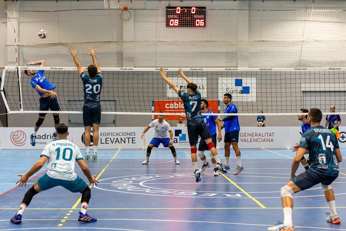 Intento de bloqueo del Villena en el debut liguero